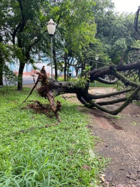 COMO DESTRUIR UMA CIDADE - PLANEJAMENTO URBANO - POBRE PRAÇA DA SANTA CRUZ