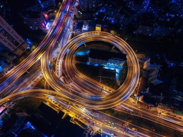 COMO DESTRUIR UMA CIDADE – DO PRESENTE AO PASSADO – A atualidade difícil